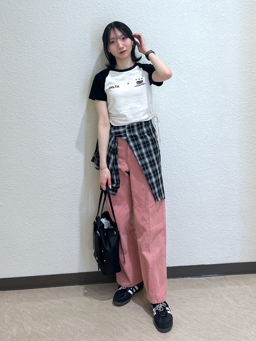 「スニーカー、お出かけコーデ、クロップドトップス、ピンク、韓国ファッション、ストレートデニム、チェックシャツ、adidas、ドロスト、シンプルスタイル、最近のいい感じコーデ、ブルベ夏、夏ファッション、古着MIX、レディースファッション」｜「FREE'S MARTの◆ワイドストレートカラーパンツ（その他パンツ、ピンク系）」を使った、こころさん（レディース・163cm）の春コーディネートの2枚目の写真
