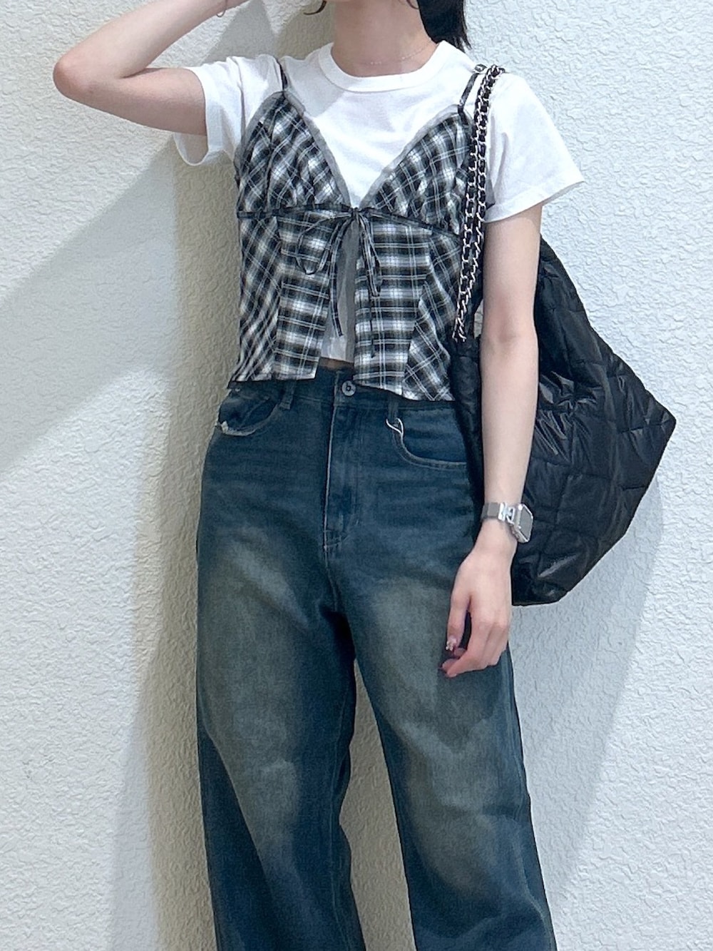 「モノトーン、白Tシャツ、お出かけコーデ、ビスチェ、トートバッグ、デートコーデ、レイヤードスタイル、デニム、スニーカー、おでかけコーデ、シンプルスタイル、大人かわいい、初夏コーデ、骨格ナチュラル、ブルベ夏」｜「FREE'S MARTの[低身長サイズ・Lサイズあり］サイドパネルヴィンテージライクワイドデニム[Sシリーズ]（デニムパンツ、ブルー系）」を使った、こころさん（レディース・163cm）の春コーディネートの3枚目の写真