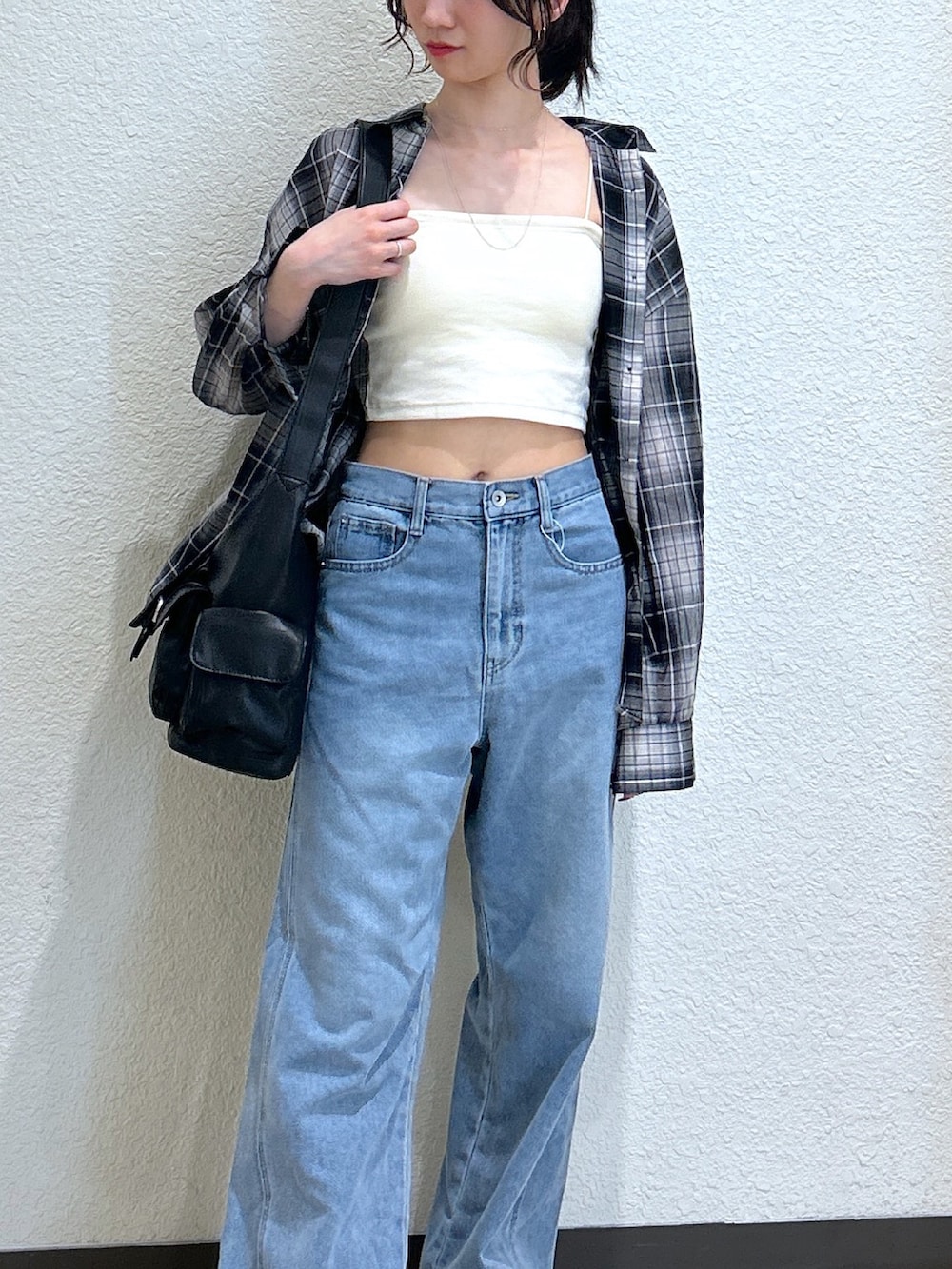 「柄シャツ、モノトーン、スポーツミックス、シャツスタイル、お出かけコーデ、ショルダーバッグ、プチプラ、デニム、スニーカー、おでかけコーデ、シンプルスタイル、シンプルカジュアル、初夏コーデ、骨格ナチュラル、ブルベ夏」｜「FREE'S MARTの◆カップ付きショート丈キャミソール(カップ取り外し可)（キャミソール、ホワイト系）」を使った、こころさん（レディース・163cm）の春コーディネートの3枚目の写真