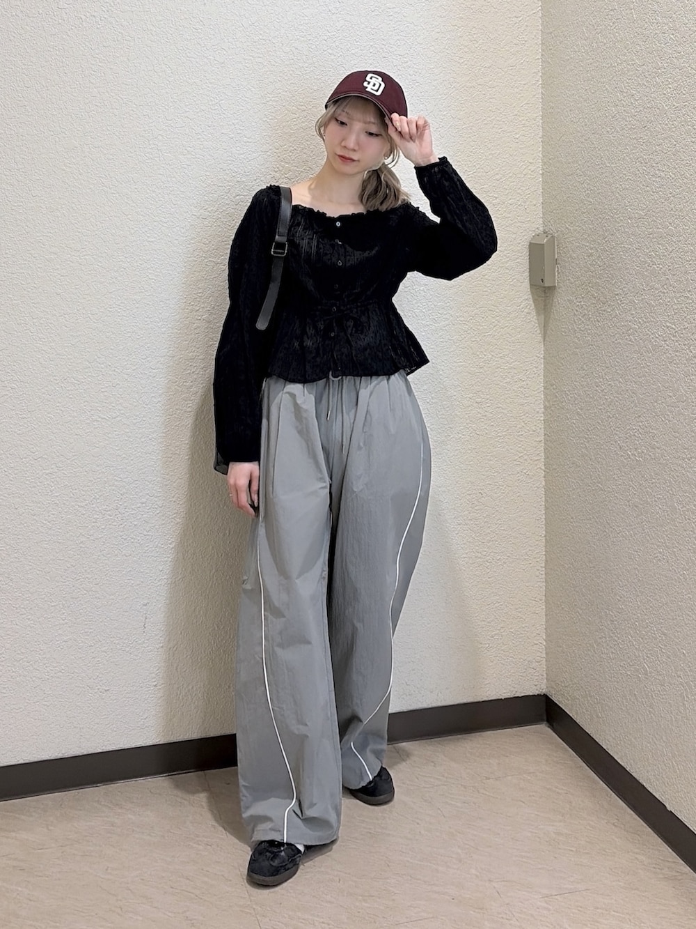 ブラック系のシャツ/ブラウス、グレー系のその他パンツを着用したレディースの冬コーディネートの5枚目の写真