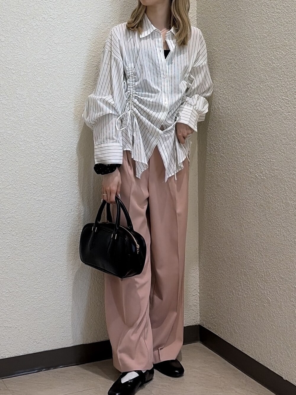 ホワイト系のシャツ/ブラウス、ピンク系のスラックス、ブラック系のハンドバッグを着用したレディースの春コーディネートの4枚目の写真