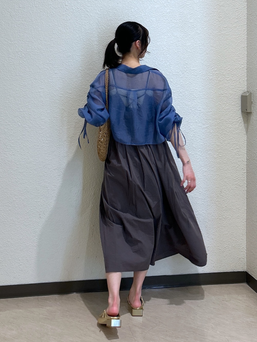 「シャツスタイル、休日スタイル、シアートップス、リボン、トートバッグ、デートコーデ、ワンピース、きれいめカジュアル、夏、オトナ女子、カラーコーデ、オトナカジュアル、ワンピーススタイル、骨格ナチュラル、ブルベ夏」｜「FREE'S MARTの◆メリージェーンミュール（パンプス、ゴールド系）」を使った、こころさん（レディース・163cm）の春コーディネートの3枚目の写真