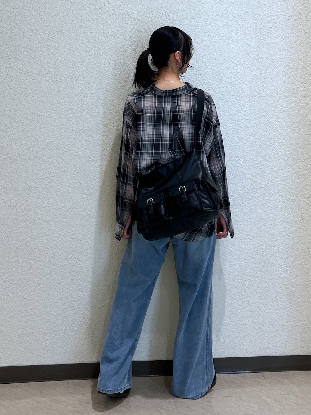 「柄シャツ、モノトーン、スポーツミックス、シャツスタイル、お出かけコーデ、ショルダーバッグ、プチプラ、デニム、スニーカー、おでかけコーデ、シンプルスタイル、シンプルカジュアル、初夏コーデ、骨格ナチュラル、ブルベ夏」｜「FREE'S MARTの◆カップ付きショート丈キャミソール(カップ取り外し可)（キャミソール、ホワイト系）」を使った、こころさん（レディース・163cm）の春コーディネートの4枚目の写真