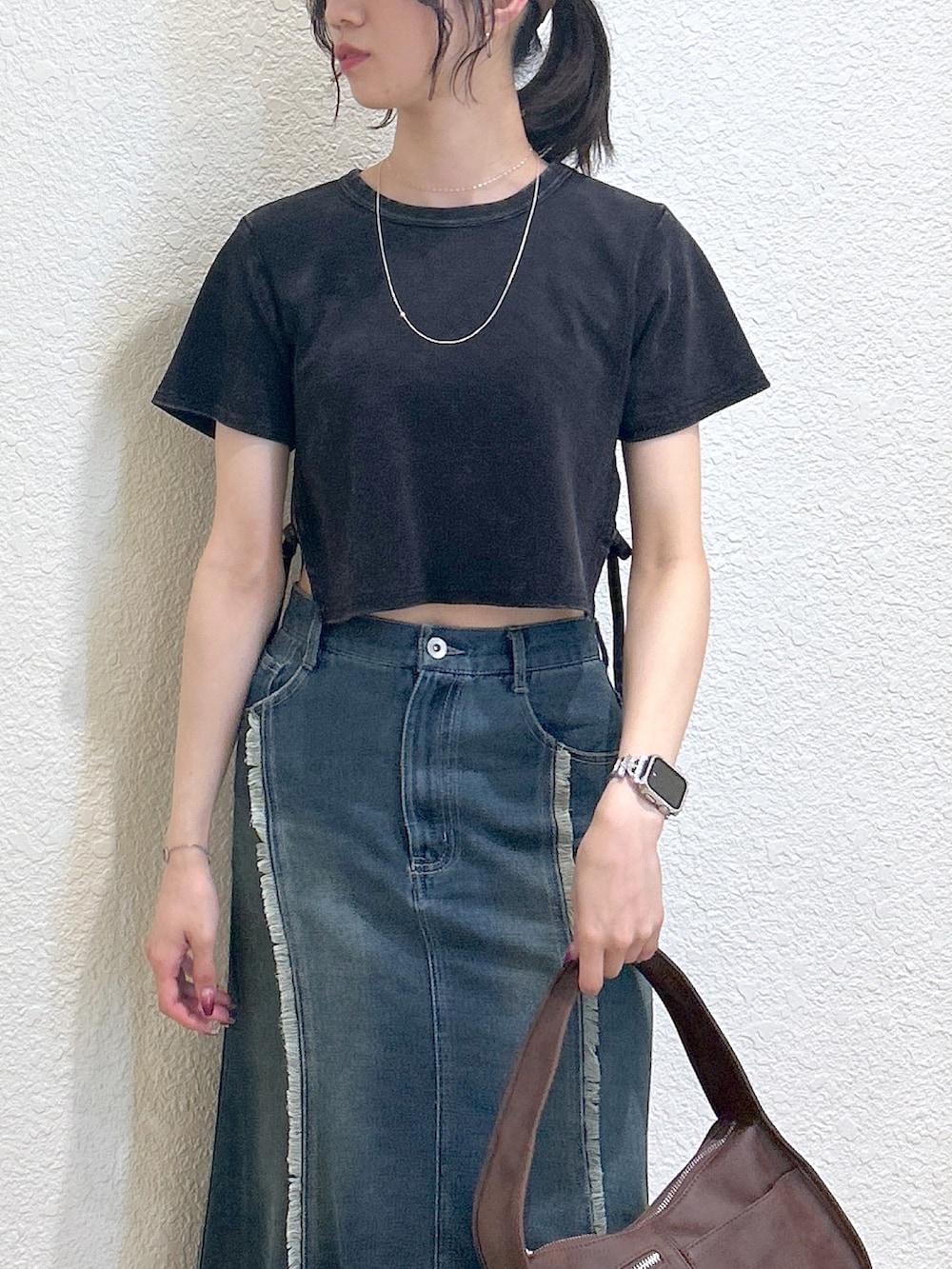 「モノトーン、黒Tシャツ、やっぱり帽子が好き、デニム、お出かけコーデ、マーメイドスカート、デートコーデ、ロングスカート、きれいめカジュアル、オトナカジュアル、大人カジュアルコーデ、オトナカワイイ、着回しコーデ、骨格ナチュラル、ブルベ夏」｜「FREE'S MARTのヴィンテージ加工サイドベルトT（Tシャツ/カットソー、ブラック系）」を使った、こころさん（レディース・163cm）の春コーディネートの3枚目の写真