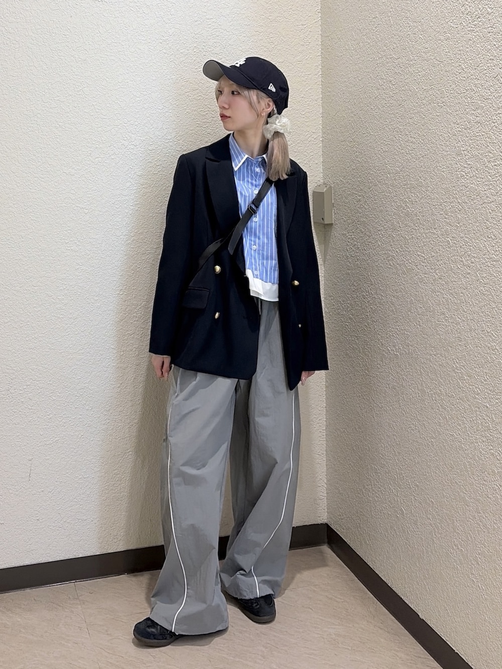 ブルー系のテーラードジャケット、グレー系のその他パンツ、ブルー系のシャツ/ブラウスを着用したレディースの冬コーディネートの2枚目の写真