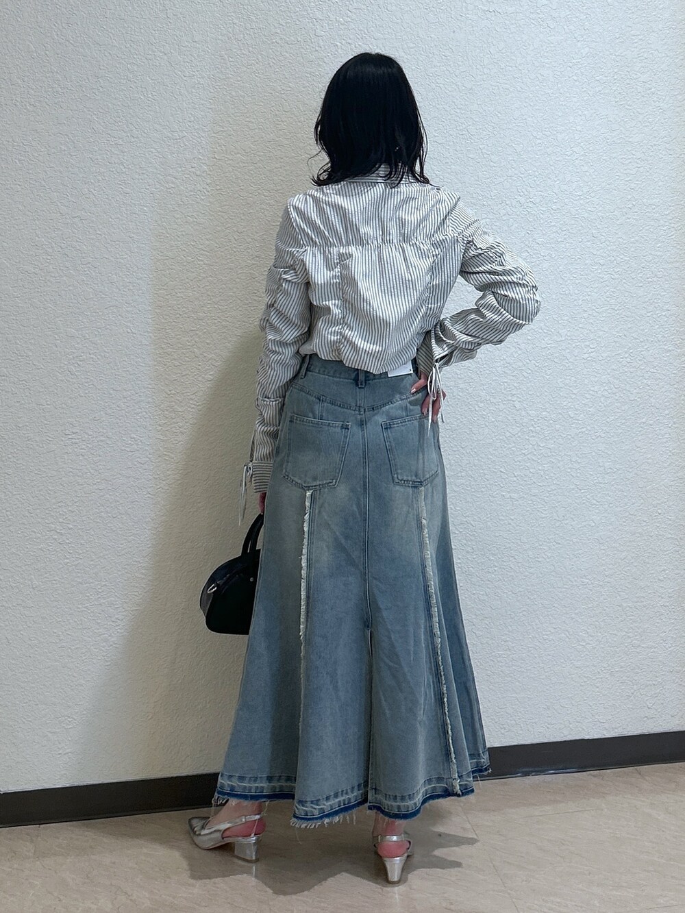「大人カジュアル、ストライプシャツ、最近のいい感じコーデ、お出かけコーデ、春ファッション、大人かわいい、大人コーデ、高身長コーデ、スカートコーデ、女子会コーデ、デニムスカート、シャツスタイル、骨格ナチュラル、ブルベ夏、デザイントップス」｜「FREE'S MARTの◆シャーリングストライプシャツ（シャツ/ブラウス、ホワイト系）」を使った、こころさん（骨格ナチュラル・レディース・163cm）の春コーディネートの3枚目の写真