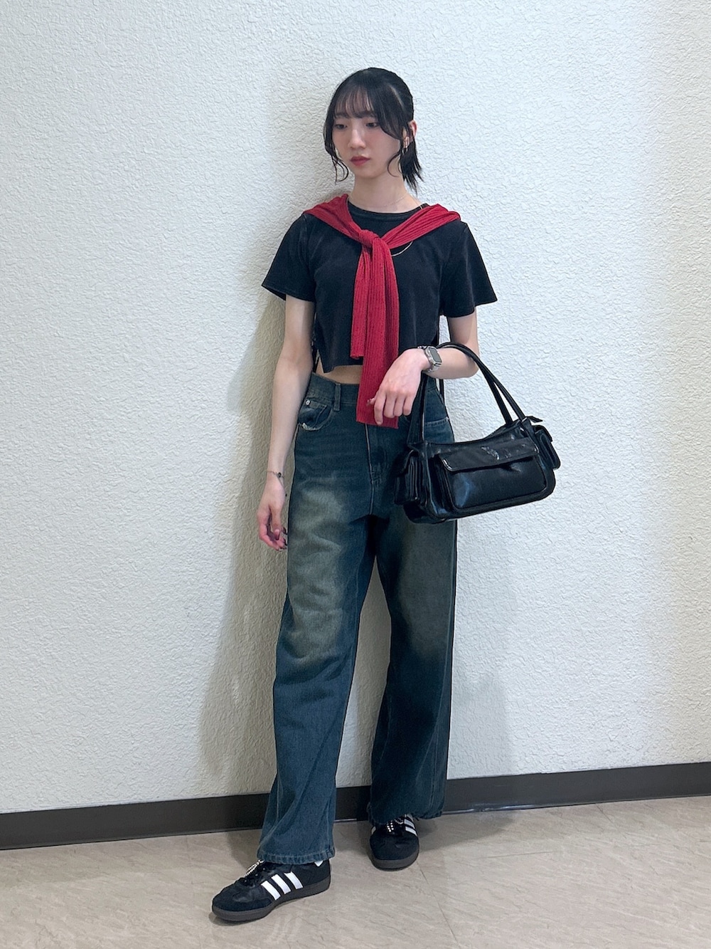 「ショルダーバッグ、モノトーン、ワイドパンツ、黒Tシャツ、デニム、お出かけコーデ、オトナカジュアル、おでかけコーデ、夏ファッション、シンプルカジュアル、今日のコーデ、夏だ！Tシャツ着よう！、骨格ナチュラル、ブルベ夏、大人ファッション」｜「FREE'S MARTのヴィンテージ加工サイドベルトT（Tシャツ/カットソー、ブラック系）」を使った、こころさん（骨格ナチュラル・レディース・163cm）の春コーディネートの4枚目の写真