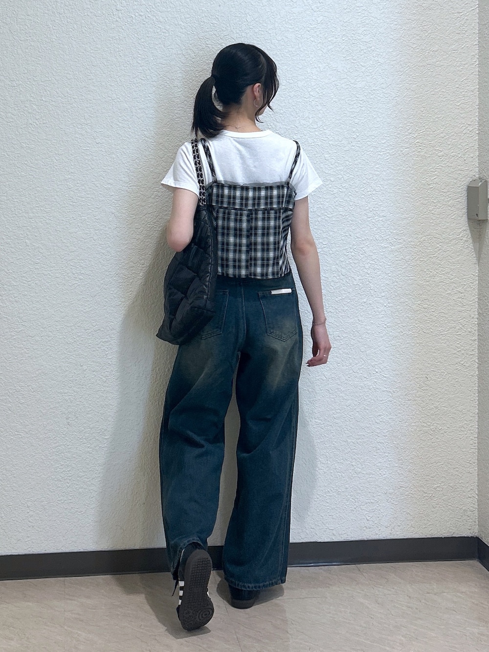「モノトーン、白Tシャツ、お出かけコーデ、ビスチェ、トートバッグ、デートコーデ、レイヤードスタイル、デニム、スニーカー、おでかけコーデ、シンプルスタイル、大人かわいい、初夏コーデ、骨格ナチュラル、ブルベ夏」｜「FREE'S MARTの[低身長サイズ・Lサイズあり］サイドパネルヴィンテージライクワイドデニム[Sシリーズ]（デニムパンツ、ブルー系）」を使った、こころさん（レディース・163cm）の春コーディネートの2枚目の写真
