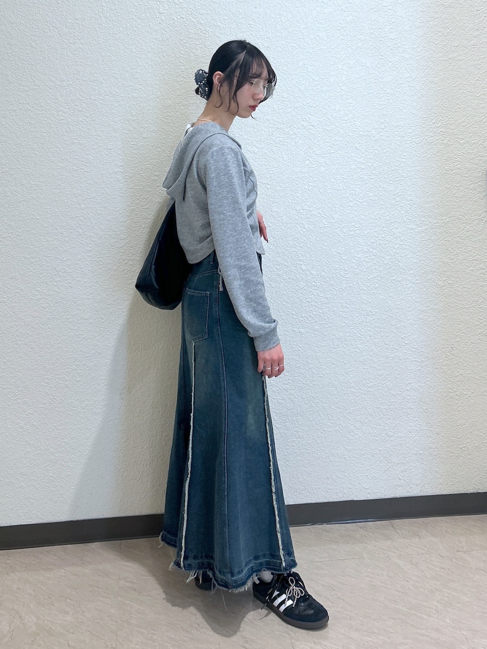 「モノトーン、休日スタイル、スニーカー、マーメイドスカート、トートバッグ、メガネ女子、ロングスカート、オトナカジュアル、おでかけコーデ、シンプルカジュアル、初夏コーデ、骨格ナチュラル、ブルベ夏、リムレスメガネ、パーカー」｜「FREE'S MARTの◆パネルフリンジマーメイドデニムスカート（スカート、ブルー系）」を使った、こころさん（レディース・163cm）の春コーディネートの2枚目の写真