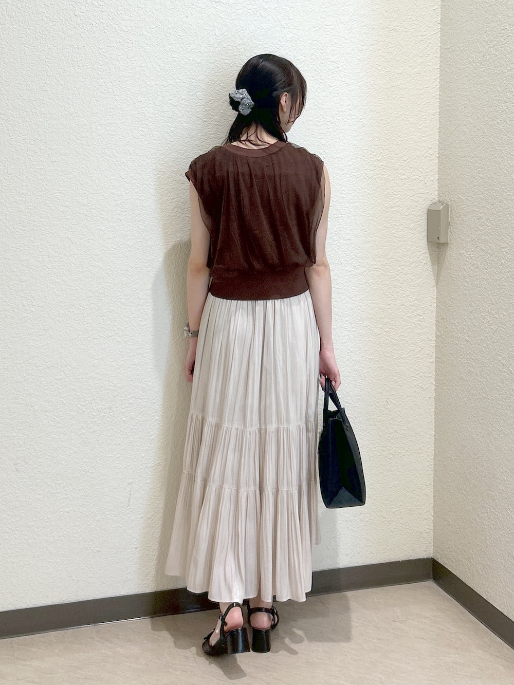 「ノースリーブ、夏ルックで気分アップ、テーマパークコーデ、夏服コーデ、シンプルスタイル、ラクチンコーデ、お出かけコーデ、ロングスカート、スカートスタイル、ゆるコーデ、オトナカジュアル、スカートコーデ、おでかけコーデ、骨格ナチュラル、ブルベ夏」｜「FREE'S MARTの◇前後２ＷＡＹチュールレイヤードノースリーブニット（ニット/セーター、ブラウン系）」を使った、こころさん（レディース・163cm）の夏コーディネートの3枚目の写真