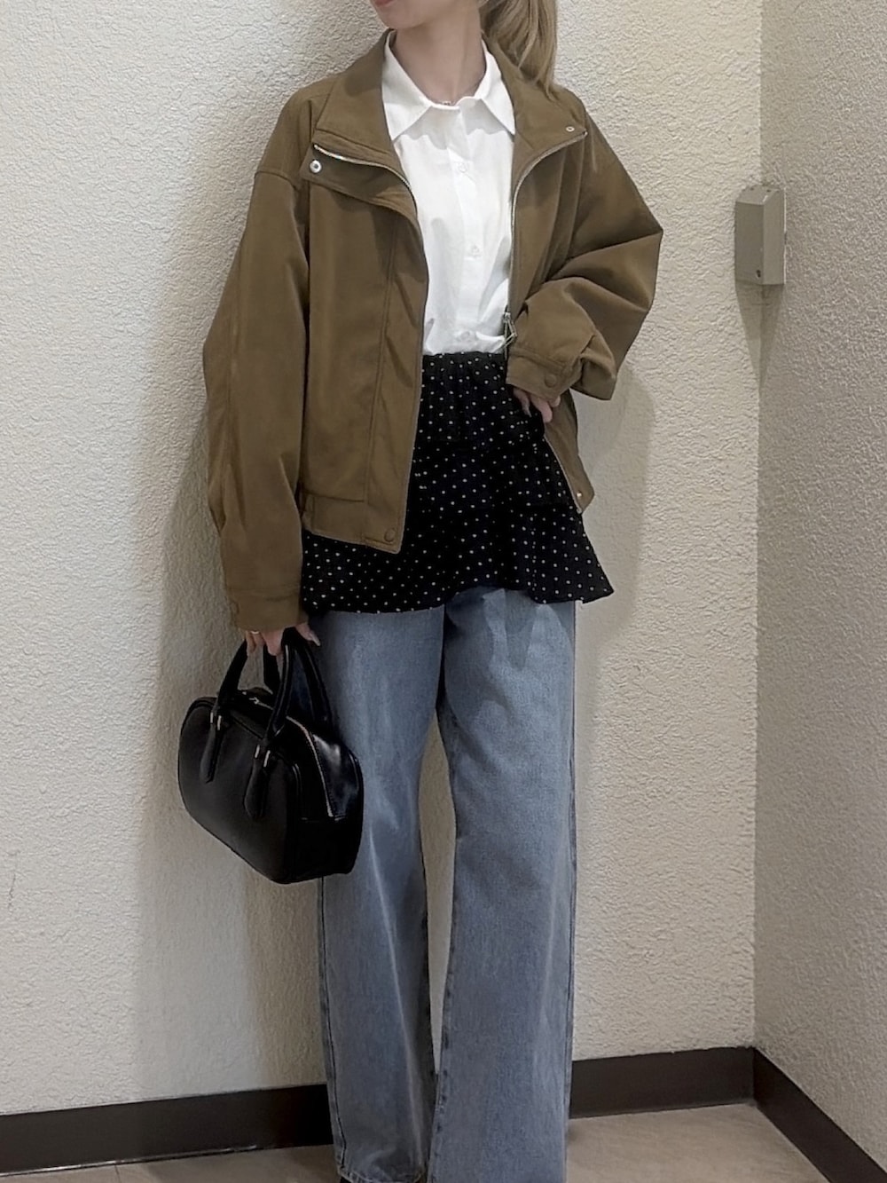 ブラック系のシャツ/ブラウス、ブラック系のハンドバッグ、ブルー系のその他パンツを着用したレディースの冬コーディネートの5枚目の写真