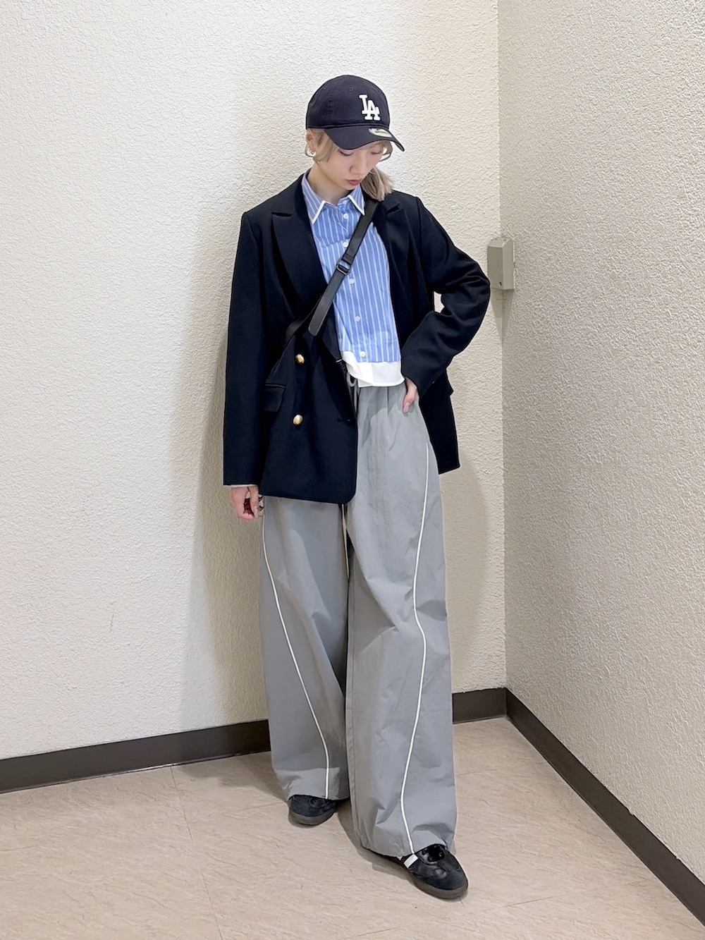 ブルー系のテーラードジャケット、グレー系のその他パンツ、ブルー系のシャツ/ブラウスを着用したレディースの冬コーディネートの5枚目の写真