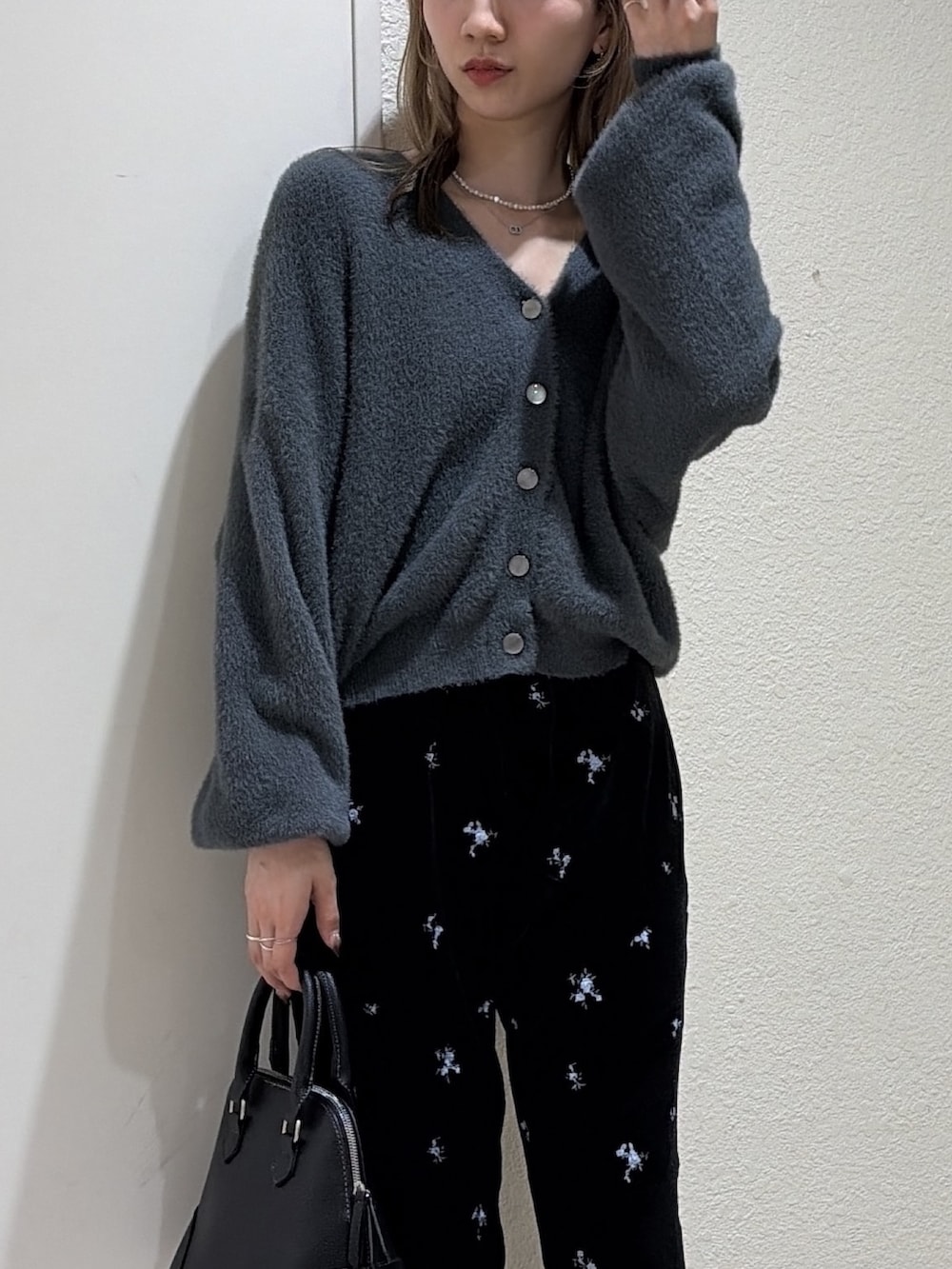 グレー系のニット/セーター、ブラック系のその他パンツ、ブラック系のブーツを着用したレディースの秋コーディネートの5枚目の写真