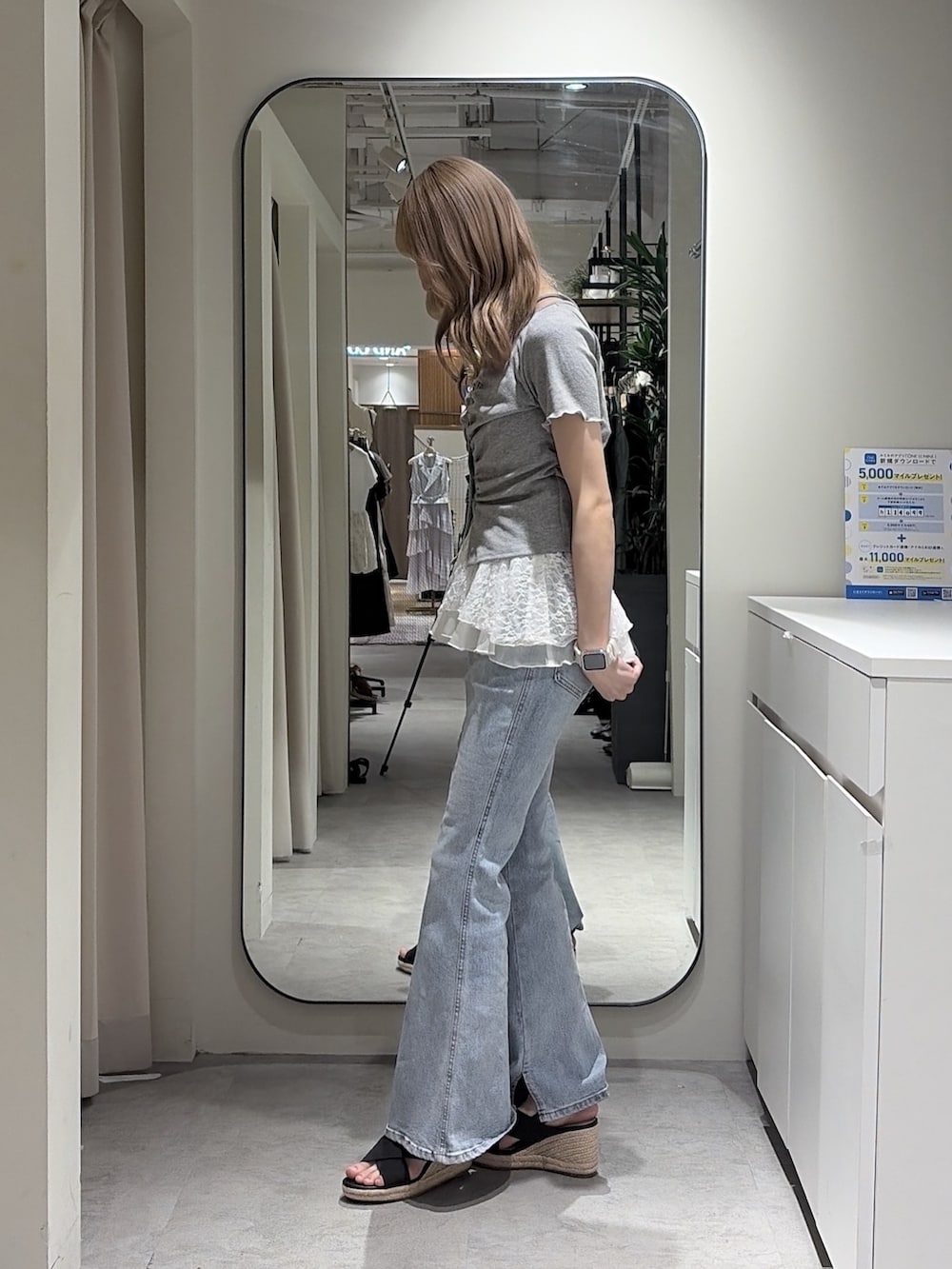 ブラック系のボストンバッグ、グレー系のTシャツ/カットソー、ホワイト系のTシャツ/カットソーを着用したレディースの夏コーディネートの2枚目の写真