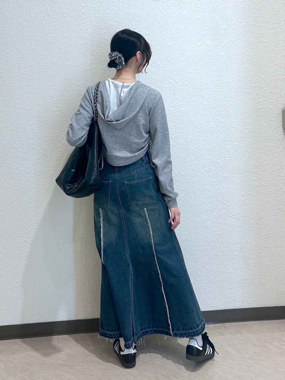「モノトーン、休日スタイル、スニーカー、マーメイドスカート、トートバッグ、メガネ女子、ロングスカート、オトナカジュアル、おでかけコーデ、シンプルカジュアル、初夏コーデ、骨格ナチュラル、ブルベ夏、リムレスメガネ、パーカー」｜「FREE'S MARTの◆パネルフリンジマーメイドデニムスカート（スカート、ブルー系）」を使った、こころさん（レディース・163cm）の春コーディネートの3枚目の写真