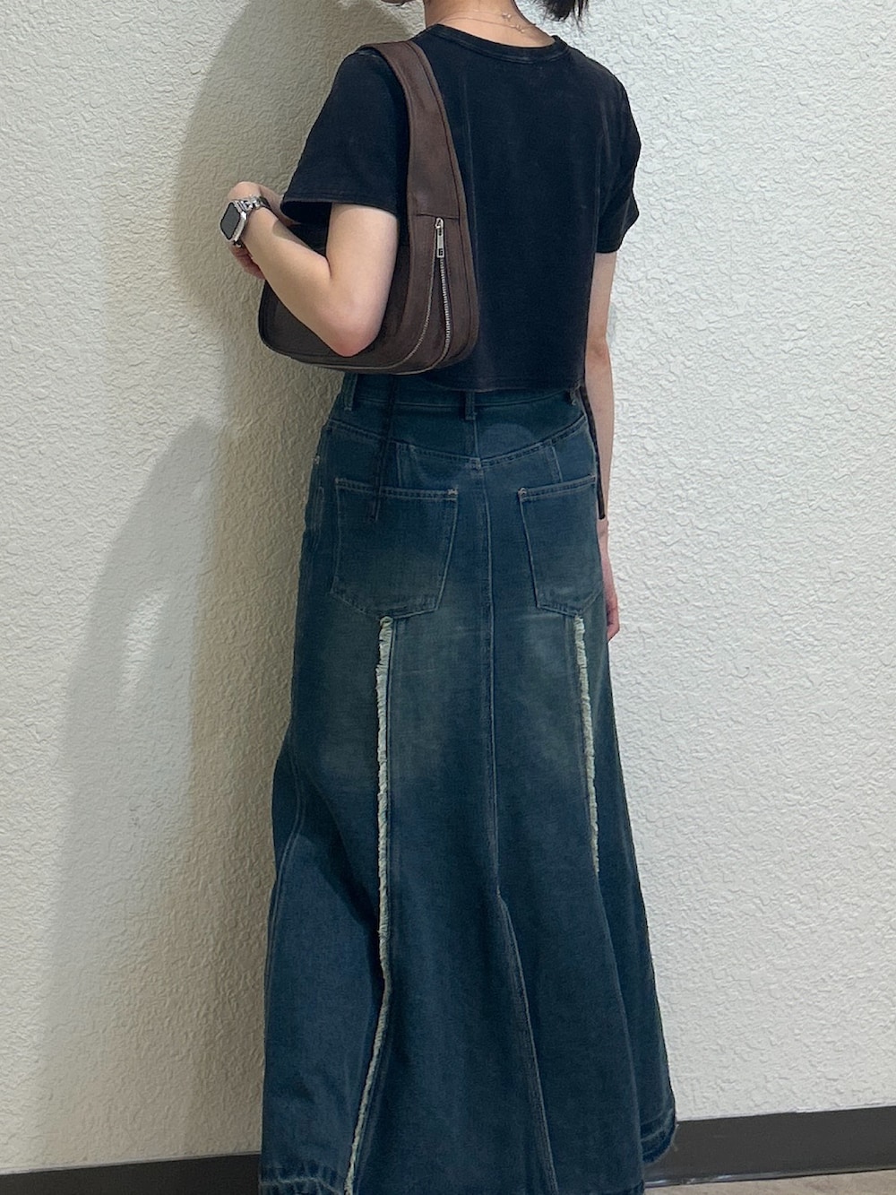 「モノトーン、黒Tシャツ、やっぱり帽子が好き、デニム、お出かけコーデ、マーメイドスカート、デートコーデ、ロングスカート、きれいめカジュアル、オトナカジュアル、大人カジュアルコーデ、オトナカワイイ、着回しコーデ、骨格ナチュラル、ブルベ夏」｜「FREE'S MARTのヴィンテージ加工サイドベルトT（Tシャツ/カットソー、ブラック系）」を使った、こころさん（レディース・163cm）の春コーディネートの6枚目の写真