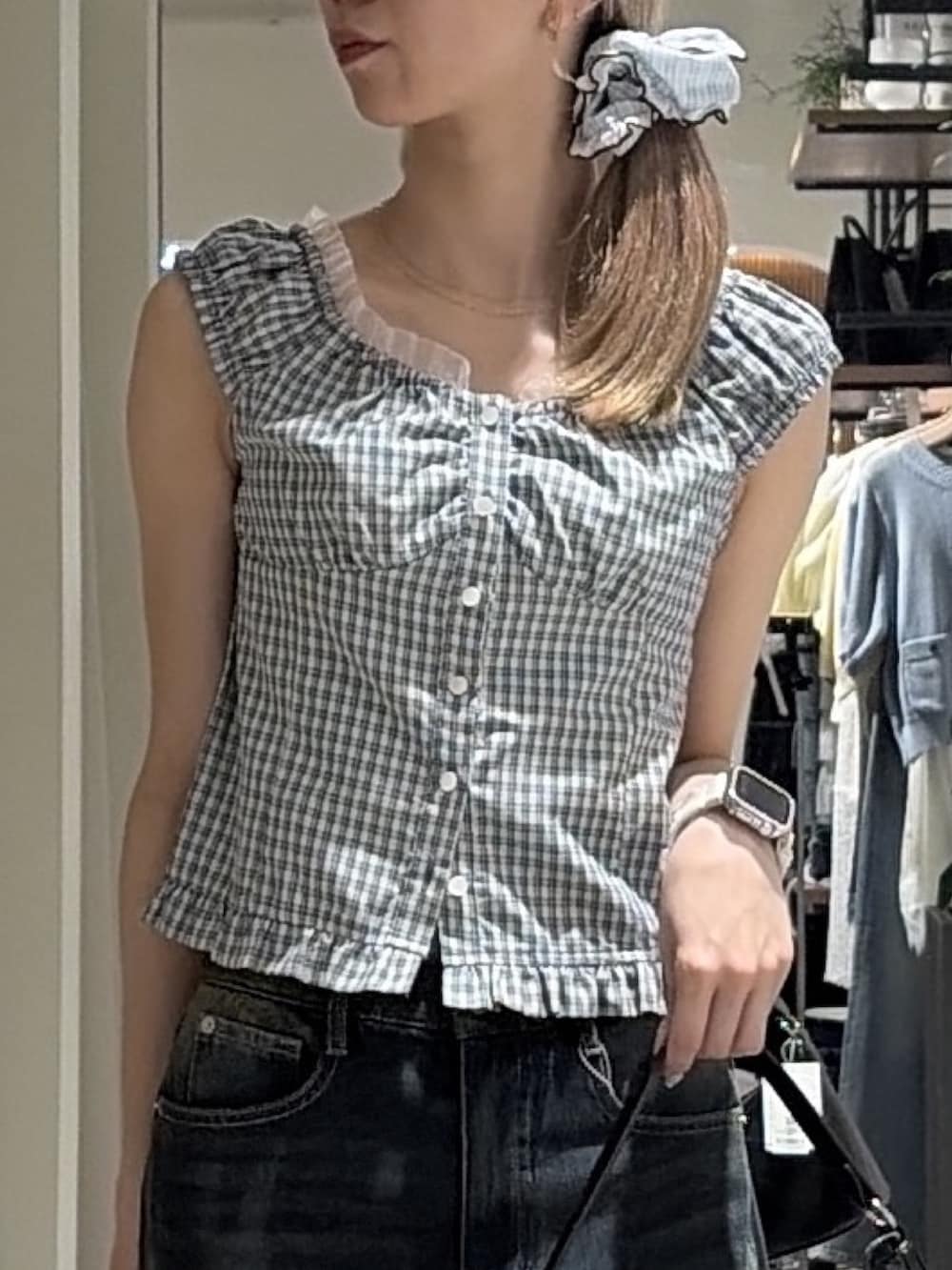 ブルー系のシャツ/ブラウス、ブルー系のデニムパンツ、ブラック系のショルダーバッグを着用したレディースの夏コーディネートの5枚目の写真