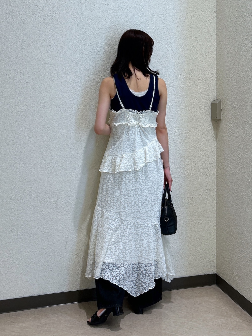 ブルー系のTシャツ/カットソー、ホワイト系のワンピース、ブラック系のデニムパンツを着用したレディースの夏コーディネートの3枚目の写真