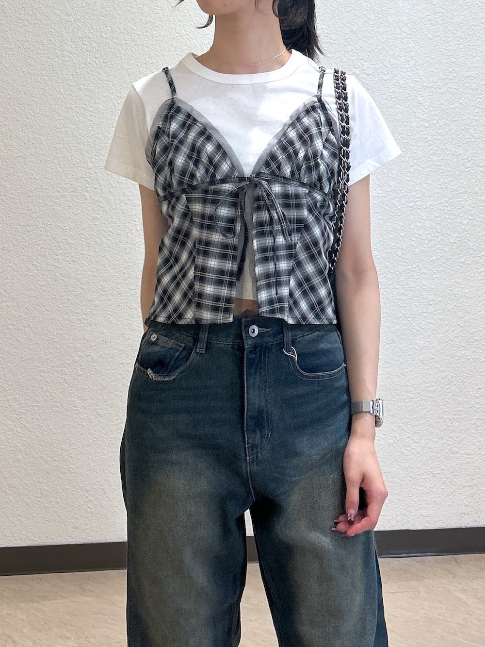 「モノトーン、白Tシャツ、お出かけコーデ、ビスチェ、トートバッグ、デートコーデ、レイヤードスタイル、デニム、スニーカー、おでかけコーデ、シンプルスタイル、大人かわいい、初夏コーデ、骨格ナチュラル、ブルベ夏」｜「FREE'S MARTの[低身長サイズ・Lサイズあり］サイドパネルヴィンテージライクワイドデニム[Sシリーズ]（デニムパンツ、ブルー系）」を使った、こころさん（レディース・163cm）の春コーディネートの5枚目の写真