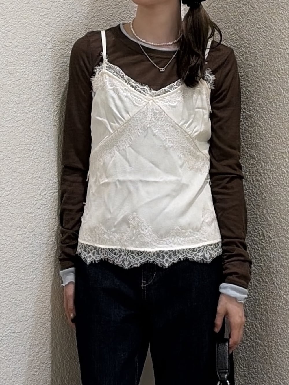 ブラウン系のTシャツ/カットソー、ブルー系のデニムパンツ、ホワイト系のシャツ/ブラウスを着用したレディースの秋コーディネートの5枚目の写真
