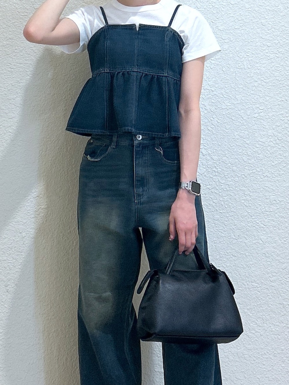 「ビスチェ、モノトーン、白Tシャツ、お出かけコーデ、デートコーデ、レイヤードスタイル、デニム、スニーカー、おでかけコーデ、シンプルスタイル、初夏コーデ、シンプルカジュアル、着回しコーデ、骨格ナチュラル、ブルベ夏」｜「FREE'S MARTの◆USAコットンクロップドTシャツ（Tシャツ/カットソー、ホワイト系）」を使った、こころさん（レディース・163cm）の春コーディネートの4枚目の写真