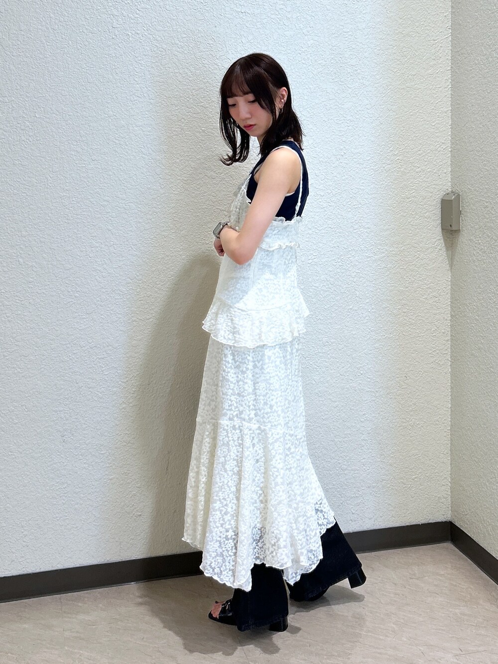 ブルー系のTシャツ/カットソー、ホワイト系のワンピース、ブラック系のデニムパンツを着用したレディースの夏コーディネートの2枚目の写真
