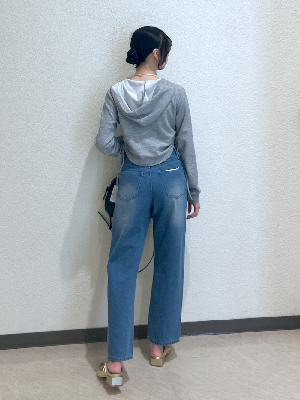 「ショルダーバッグ、シンプルコーデ、大人女子、楽チンコーデ、春服コーデ、オトナカジュアル、ゆるコーデ、高身長女子、デニムコーデ、骨格ナチュラル、ブルベ夏、パーカー、ストレートデニム、シンプルスタイル、フリーズマート(FREE'S MART)」｜「FREE'S MARTの[低身長サイズ・Lサイズあり］【6色展開】ストレートデニムパンツ[Sシリーズ]（デニムパンツ、ブルー系）」を使った、こころさん（骨格ナチュラル・レディース・163cm）の春コーディネートの3枚目の写真