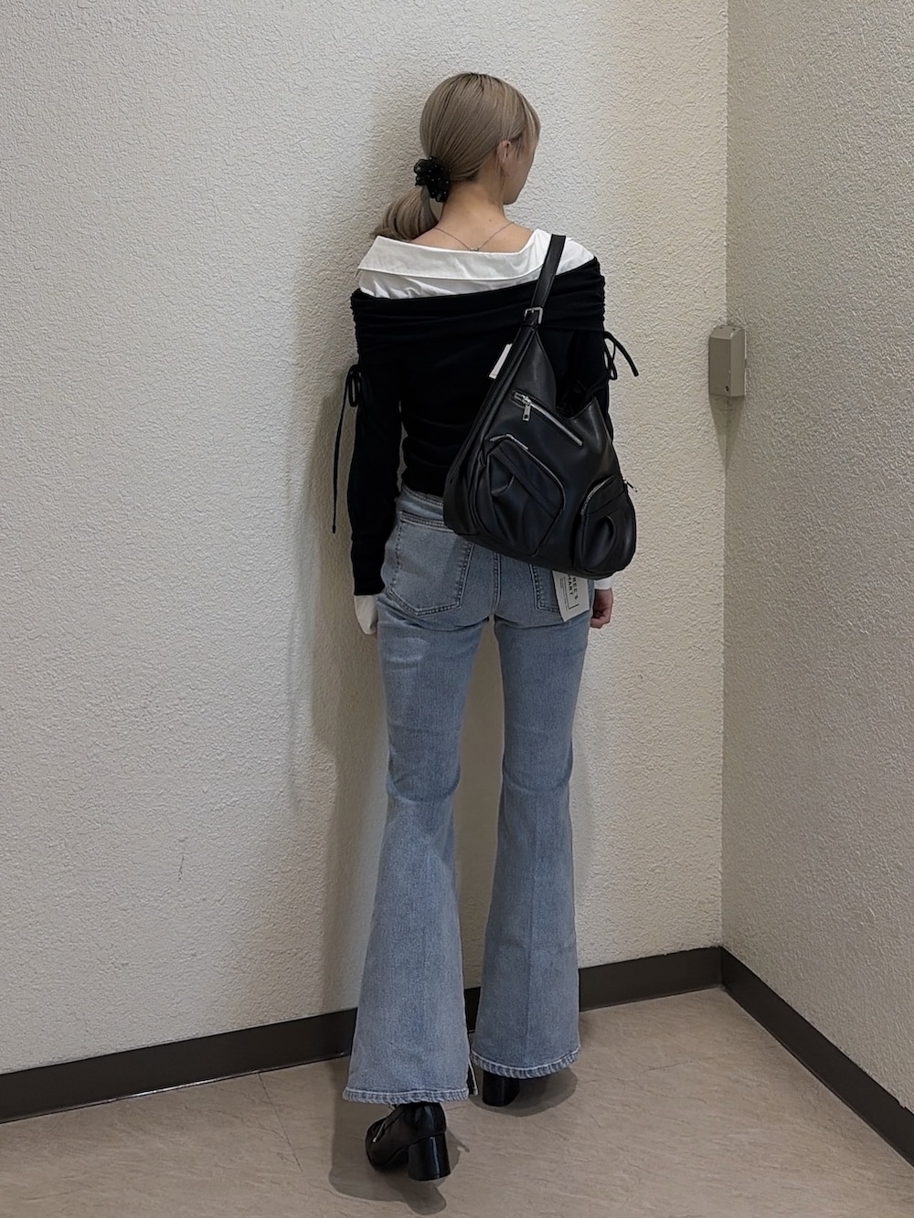 ブラック系のTシャツ/カットソー、ブルー系のデニムパンツ、ブラック系のトートバッグを着用したレディースの春コーディネートの3枚目の写真