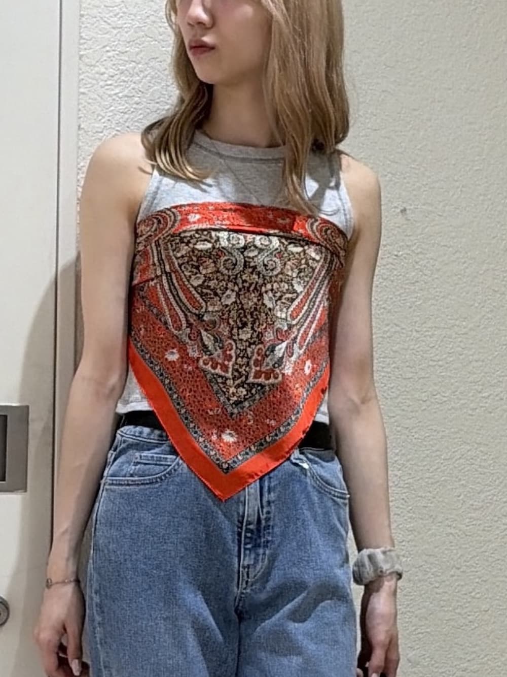 グレー系のTシャツ/カットソー、ブルー系のデニムパンツ、ブラック系のハンドバッグを着用したレディースの夏コーディネートの5枚目の写真