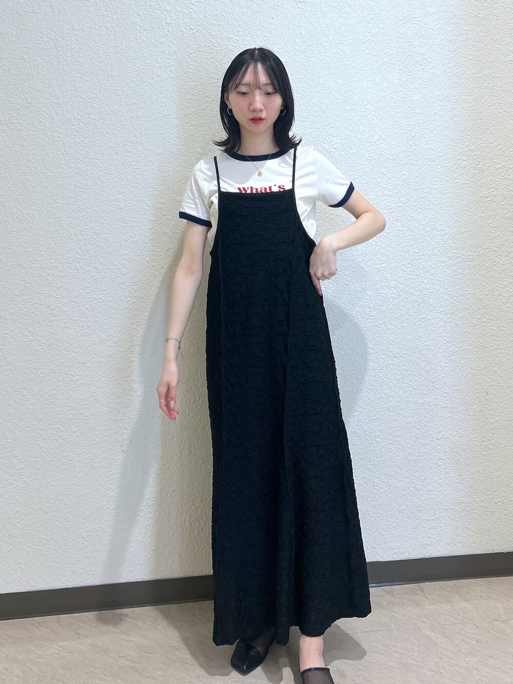 「大人カジュアル、ストライプシャツ、最近のいい感じコーデ、お出かけコーデ、シンプルスタイル、春ファッション、夏ファッション、骨格ナチュラル、ブルベ夏、シャツ、シャツスタイル、キャミワンピ、ロゴT、Tシャツ、シアー」｜「FREE'S MARTの[低身長サイズ/Sシリーズ]パネルフレアキャミワンピース（ワンピース、ブラック系）」を使った、こころさん（レディース・163cm）の春コーディネートの5枚目の写真
