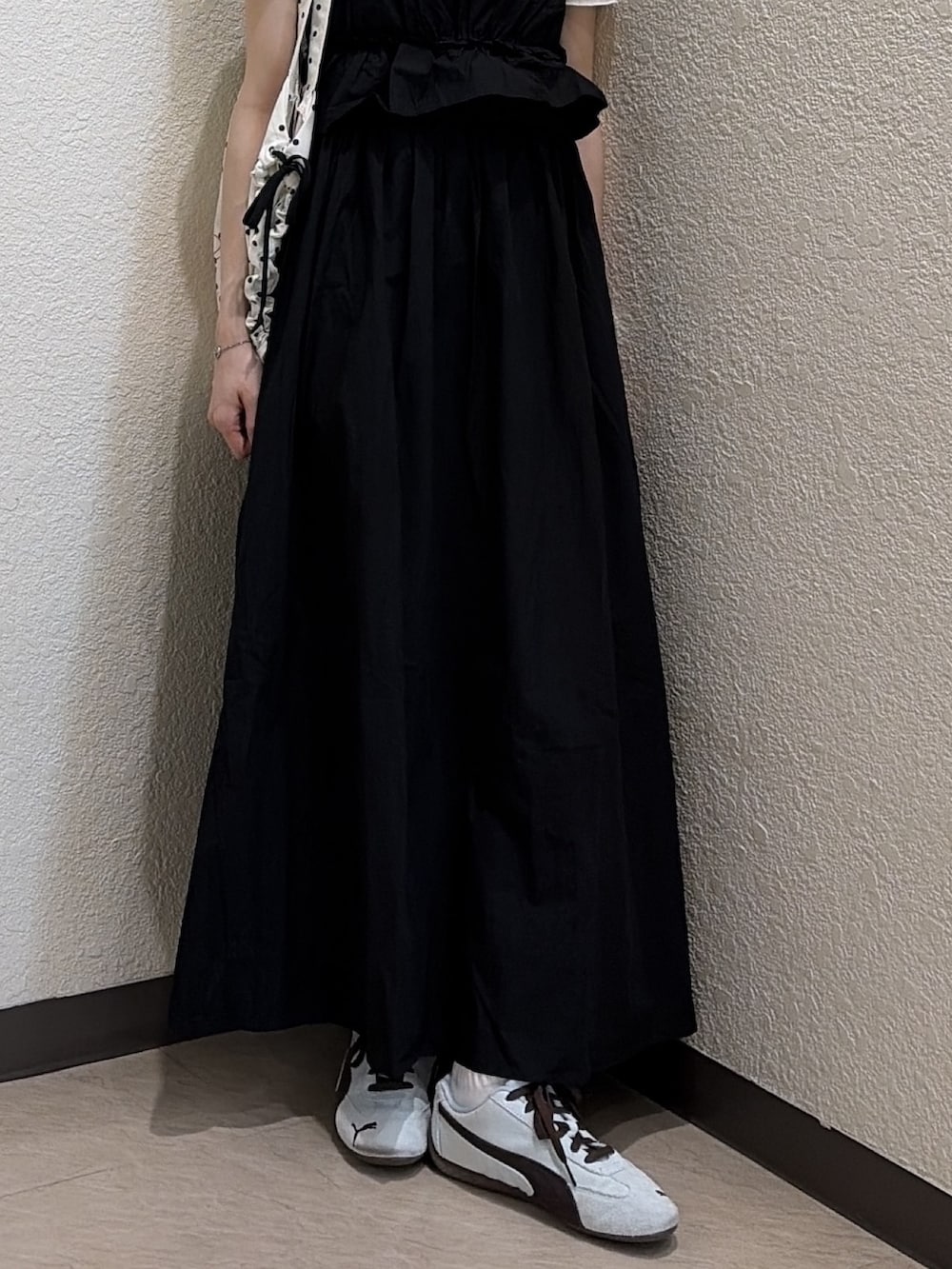 グレー系のTシャツ/カットソー、ブラック系のワンピース、レッド系のトートバッグを着用したレディースの夏コーディネートの5枚目の写真