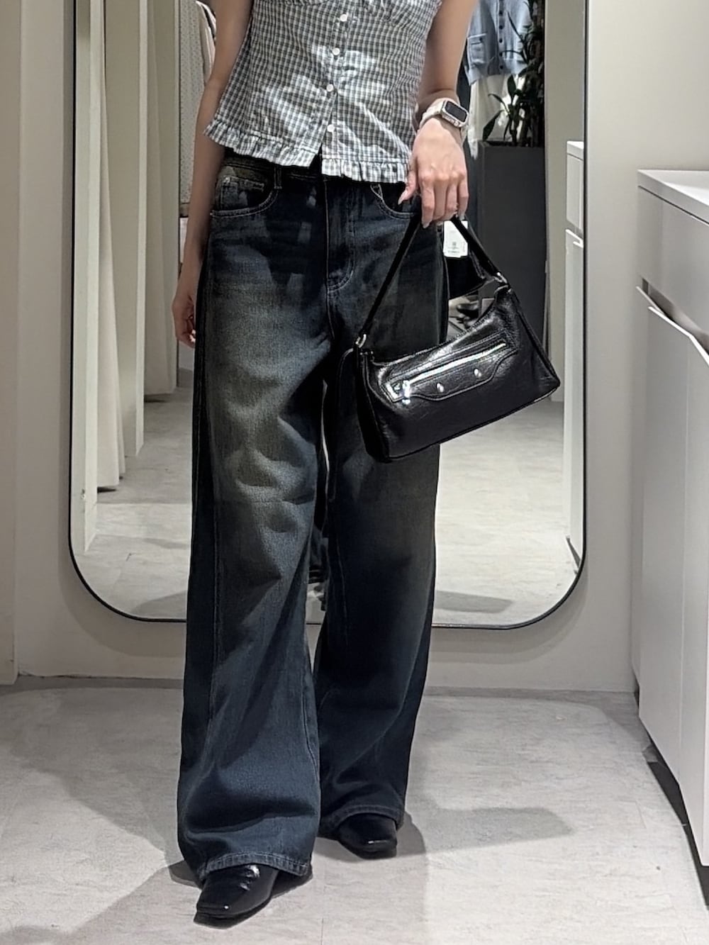 ブルー系のシャツ/ブラウス、ブルー系のデニムパンツ、ブラック系のショルダーバッグを着用したレディースの夏コーディネートの6枚目の写真