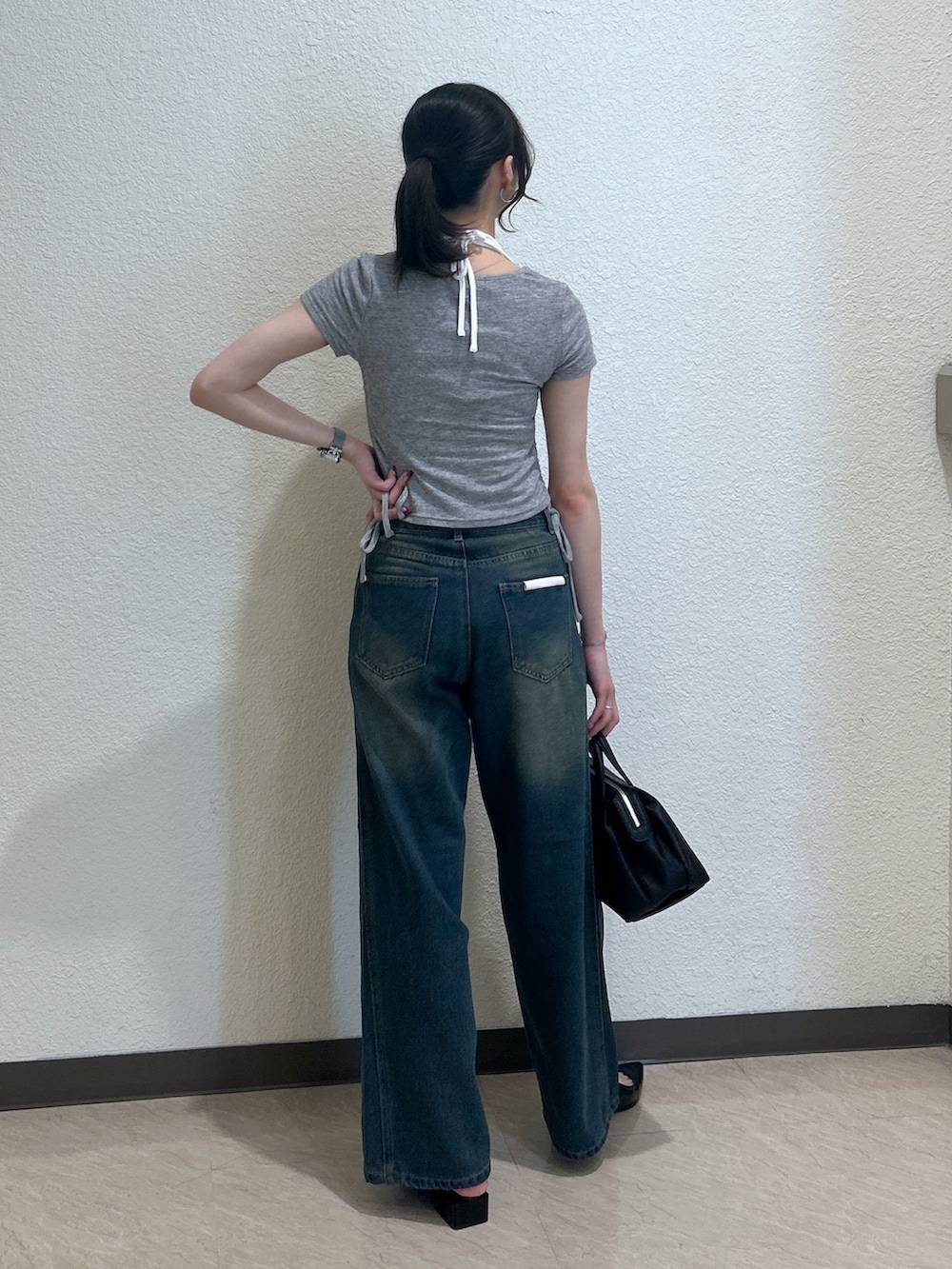 「ショルダーバッグ、モノトーン、ワイドパンツ、休日スタイル、デニム、お出かけコーデ、初夏コーデ、ラクチンコーデ、シンプルスタイル、大人コーデ、レイヤードコーデ、骨格ナチュラル、ブルベ夏、フリーズマート(FREE'S MART)、グレー」｜「FREE'S MARTの◆メリージェーンミュール（パンプス、ブラック系）」を使った、こころさん（レディース・163cm）の春コーディネートの3枚目の写真