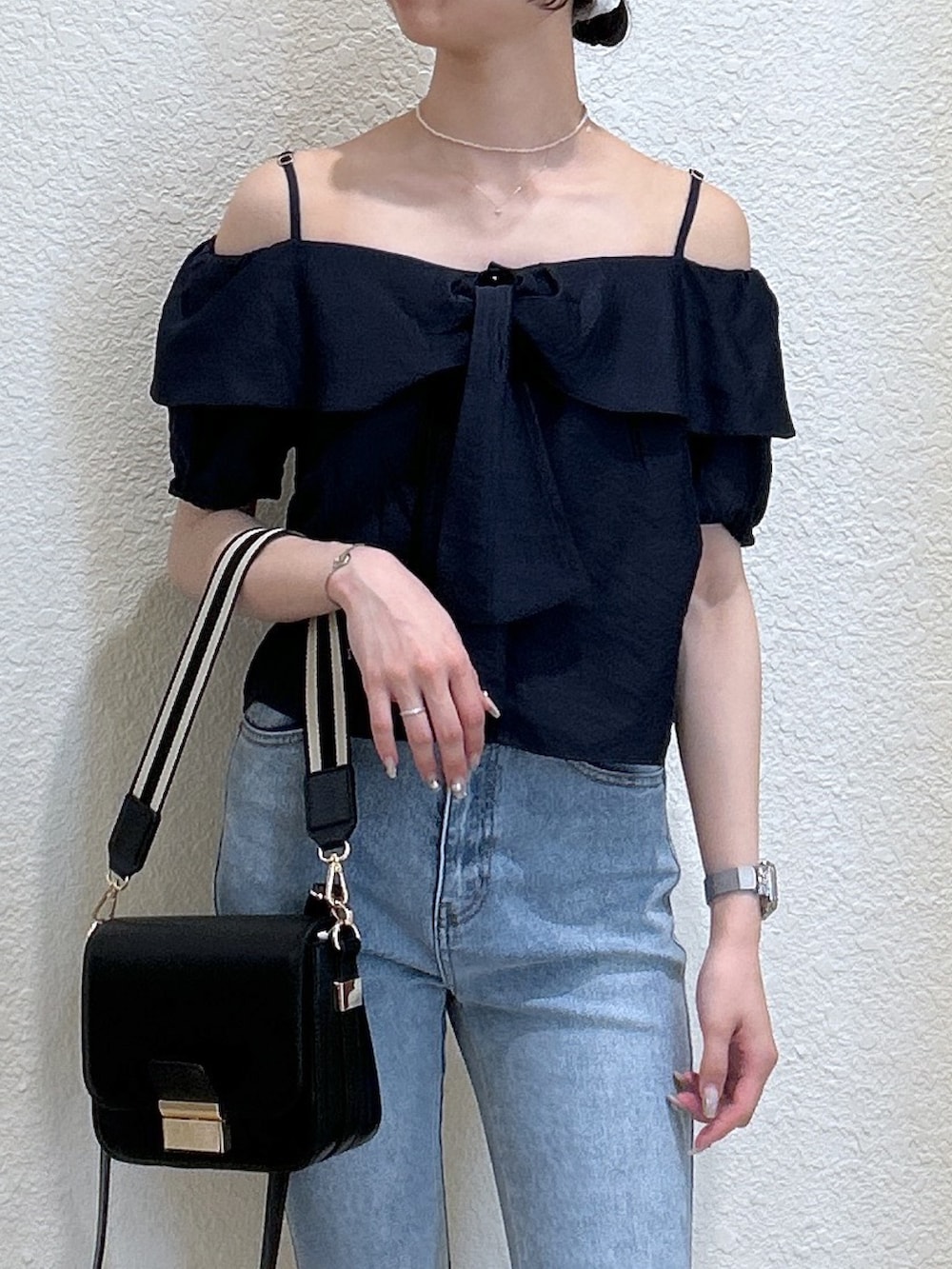 「夏コーデ、サンダル、ショルダーバッグ、お出かけコーデ、休日スタイル、デニム、大人コーデ、シンプルスタイル、大人女子、キレイめ、デニムコーデ、おでかけ服、高身長女子、骨格ナチュラル、ブルベ夏」｜「FREE'S MARTの〈ＭＦＭ〉リボンストラップオフショルブラウス（シャツ/ブラウス、ブルー系）」を使った、こころさん（レディース・163cm）の夏コーディネートの4枚目の写真