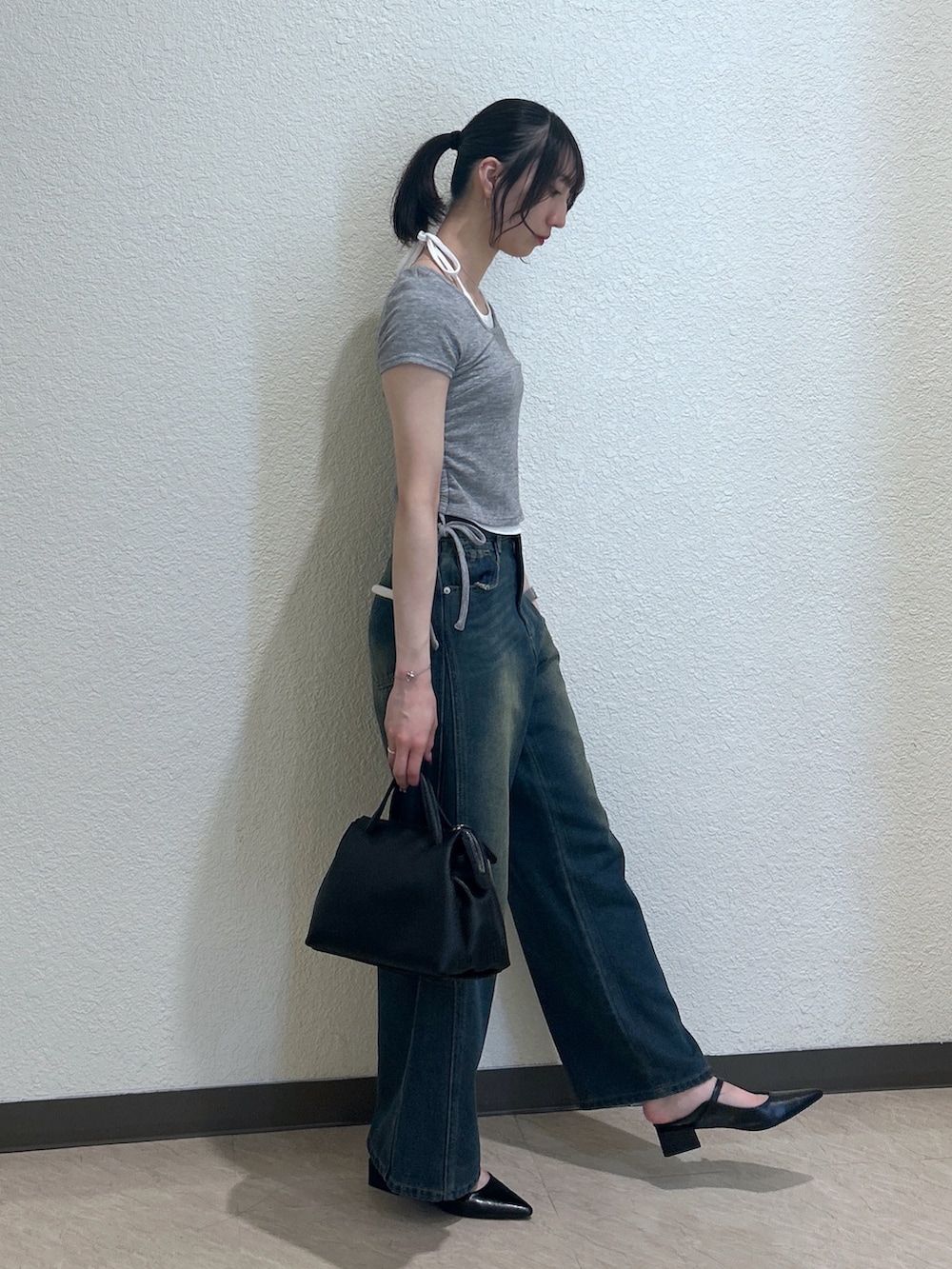 「ショルダーバッグ、モノトーン、ワイドパンツ、休日スタイル、デニム、お出かけコーデ、初夏コーデ、ラクチンコーデ、シンプルスタイル、大人コーデ、レイヤードコーデ、骨格ナチュラル、ブルベ夏、フリーズマート(FREE'S MART)、グレー」｜「FREE'S MARTの◆メリージェーンミュール（パンプス、ブラック系）」を使った、こころさん（レディース・163cm）の春コーディネートの2枚目の写真