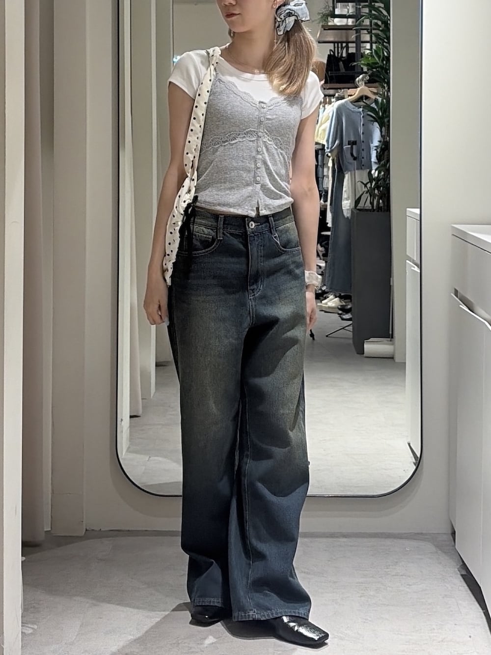 グレー系のTシャツ/カットソー、ホワイト系のTシャツ/カットソー、レッド系のトートバッグを着用したレディースの夏コーディネートの4枚目の写真