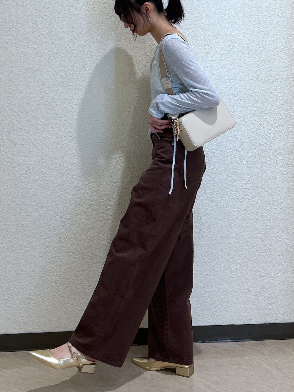 「ショルダーバッグ、ワイドパンツ、デニム、シアートップス、お出かけコーデ、デートコーデ、レイヤードスタイル、オトナカジュアル、大人カジュアルコーデ、ラフコーデ、オトナカワイイ、夏、デニムコーデ、骨格ナチュラル、ブルベ夏」｜「FREE'S MARTの◇メランジドロストシャーリングカットソー（Tシャツ/カットソー、ブルー系）」を使った、こころさん（レディース・163cm）の春コーディネートの2枚目の写真
