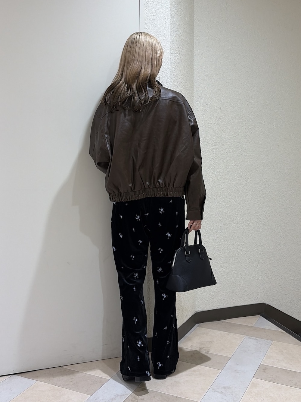 ブラウン系のブルゾン、ブラック系のその他パンツ、ブラック系のショルダーバッグを着用したレディースの秋コーディネートの3枚目の写真