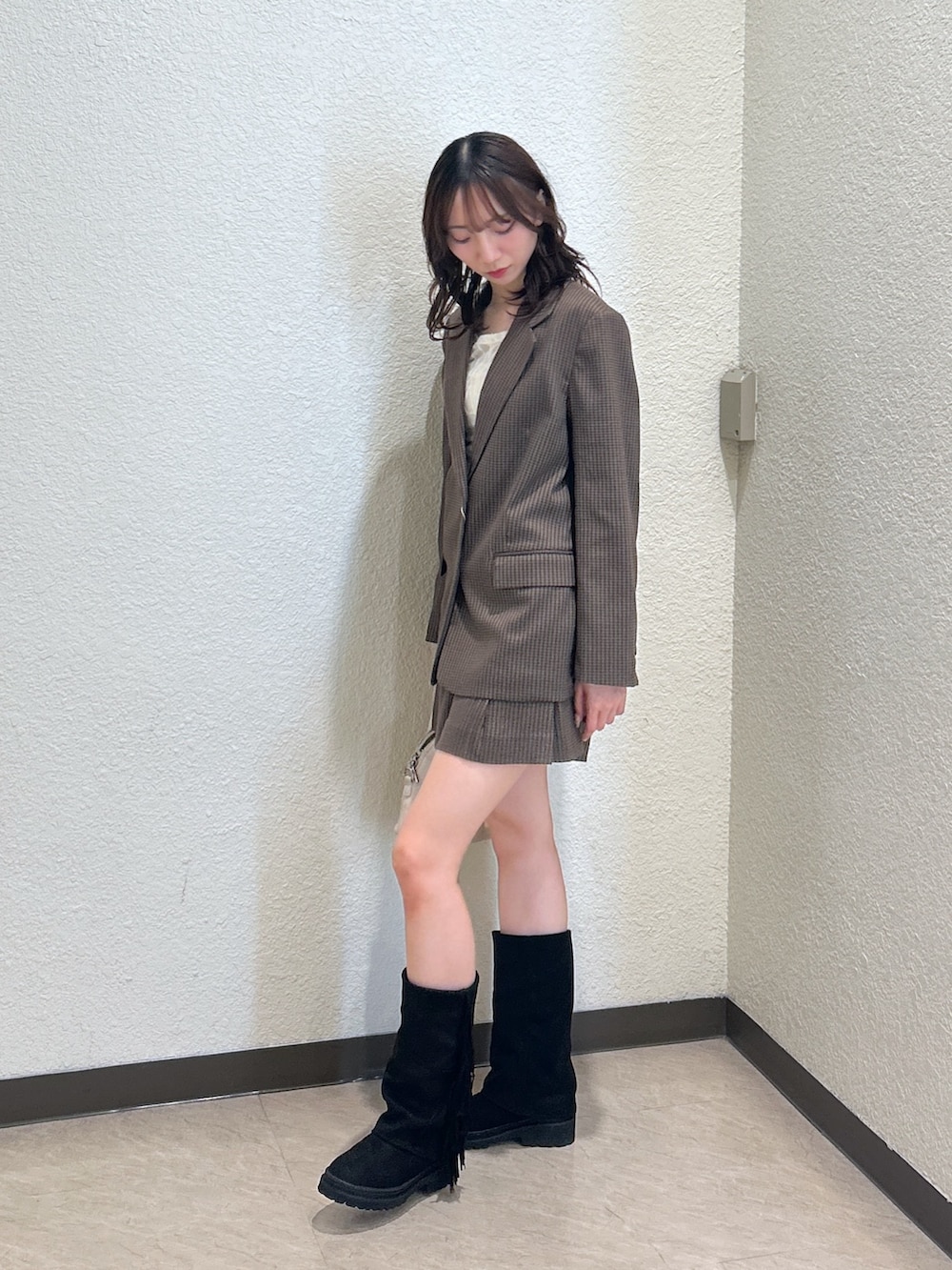 ホワイト系のTシャツ/カットソー、ホワイト系のトートバッグ、ブラウン系のその他パンツを着用したレディースの秋コーディネートの2枚目の写真