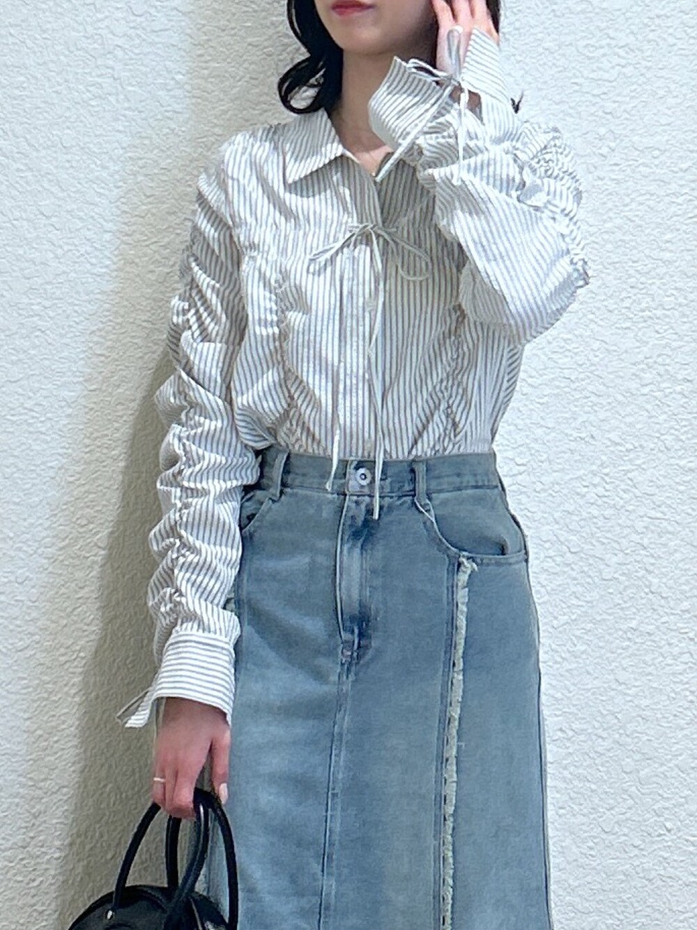 「大人カジュアル、ストライプシャツ、最近のいい感じコーデ、お出かけコーデ、春ファッション、大人かわいい、大人コーデ、高身長コーデ、スカートコーデ、女子会コーデ、デニムスカート、シャツスタイル、骨格ナチュラル、ブルベ夏、デザイントップス」｜「FREE'S MARTの◆シャーリングストライプシャツ（シャツ/ブラウス、ホワイト系）」を使った、こころさん（骨格ナチュラル・レディース・163cm）の春コーディネートの6枚目の写真