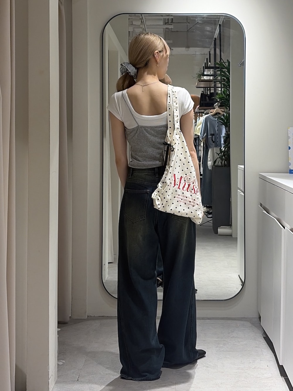 グレー系のTシャツ/カットソー、ホワイト系のTシャツ/カットソー、レッド系のトートバッグを着用したレディースの夏コーディネートの3枚目の写真