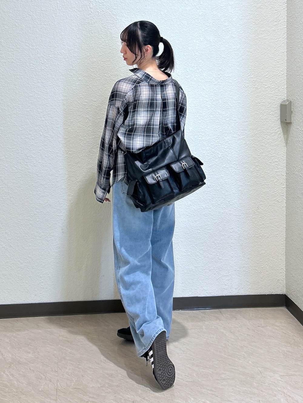 「柄シャツ、モノトーン、スポーツミックス、シャツスタイル、お出かけコーデ、ショルダーバッグ、プチプラ、デニム、スニーカー、おでかけコーデ、シンプルスタイル、シンプルカジュアル、初夏コーデ、骨格ナチュラル、ブルベ夏」｜「FREE'S MARTの◆カップ付きショート丈キャミソール(カップ取り外し可)（キャミソール、ホワイト系）」を使った、こころさん（レディース・163cm）の春コーディネートの2枚目の写真