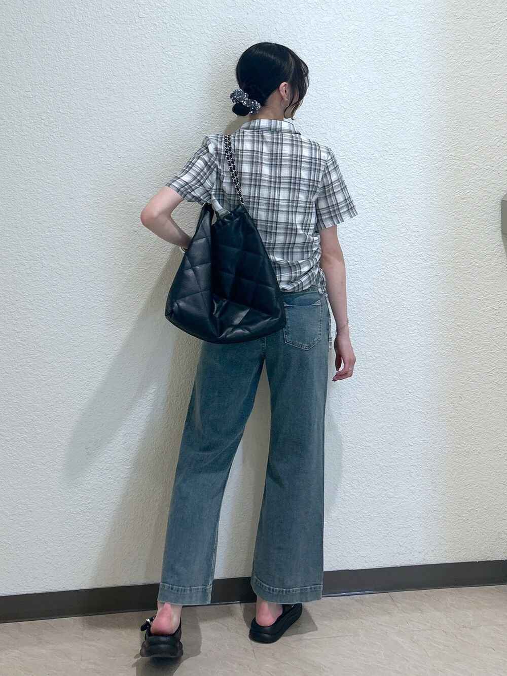 「柄シャツ、ワイドパンツ、サンダル、シャツスタイル、休日スタイル、今日のコーデ、パンツスタイル、夏、骨格ナチュラル、ブルベ夏、デニム、トートバッグ、ドロスト、チェックシャツ、フリーズマート(FREE'S MART)」｜「FREE'S MARTの◆ドロストチェックシャツ（シャツ/ブラウス、グレー系）」を使った、こころさん（レディース・163cm）の春コーディネートの3枚目の写真
