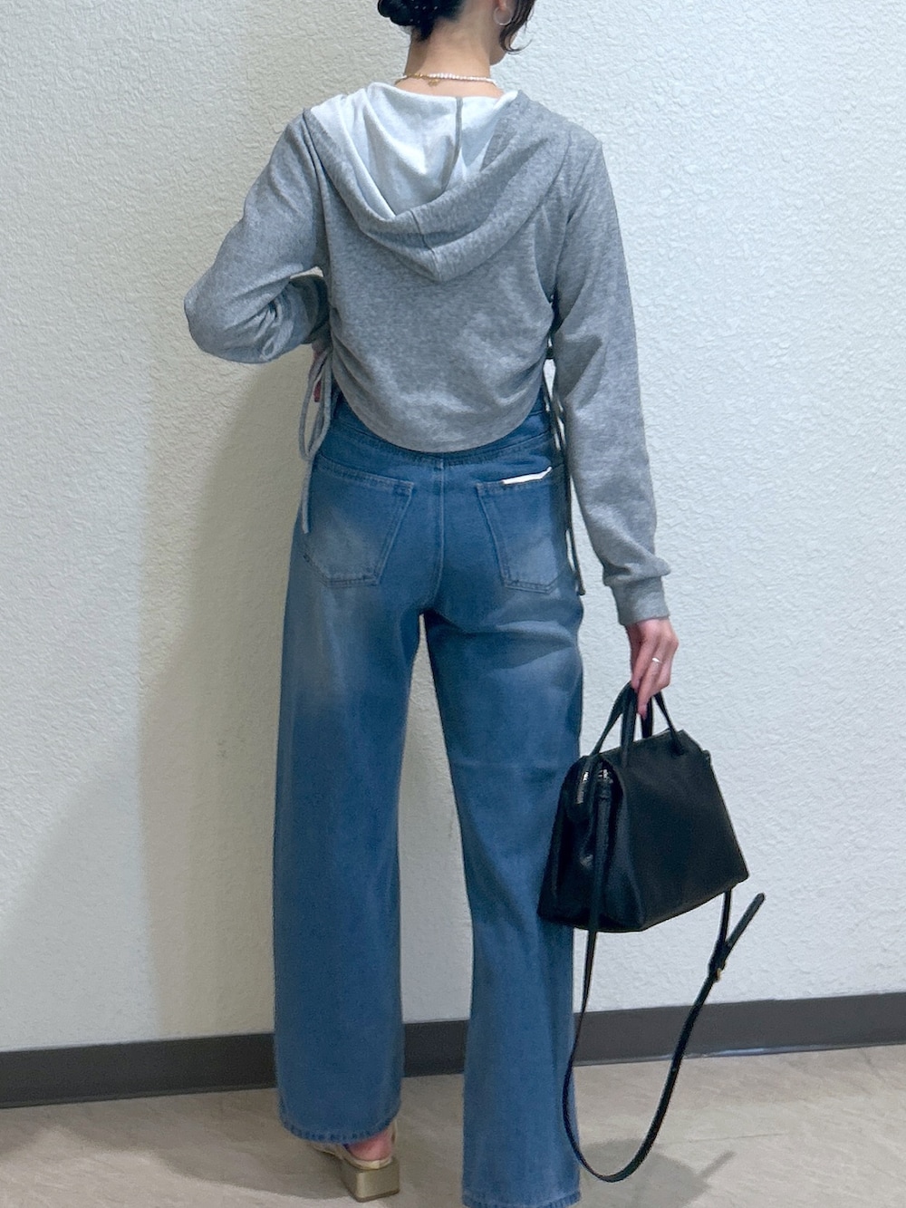 「ショルダーバッグ、シンプルコーデ、大人女子、楽チンコーデ、春服コーデ、オトナカジュアル、ゆるコーデ、高身長女子、デニムコーデ、骨格ナチュラル、ブルベ夏、パーカー、ストレートデニム、シンプルスタイル、フリーズマート(FREE'S MART)」｜「FREE'S MARTの[低身長サイズ・Lサイズあり］【6色展開】ストレートデニムパンツ[Sシリーズ]（デニムパンツ、ブルー系）」を使った、こころさん（骨格ナチュラル・レディース・163cm）の春コーディネートの5枚目の写真