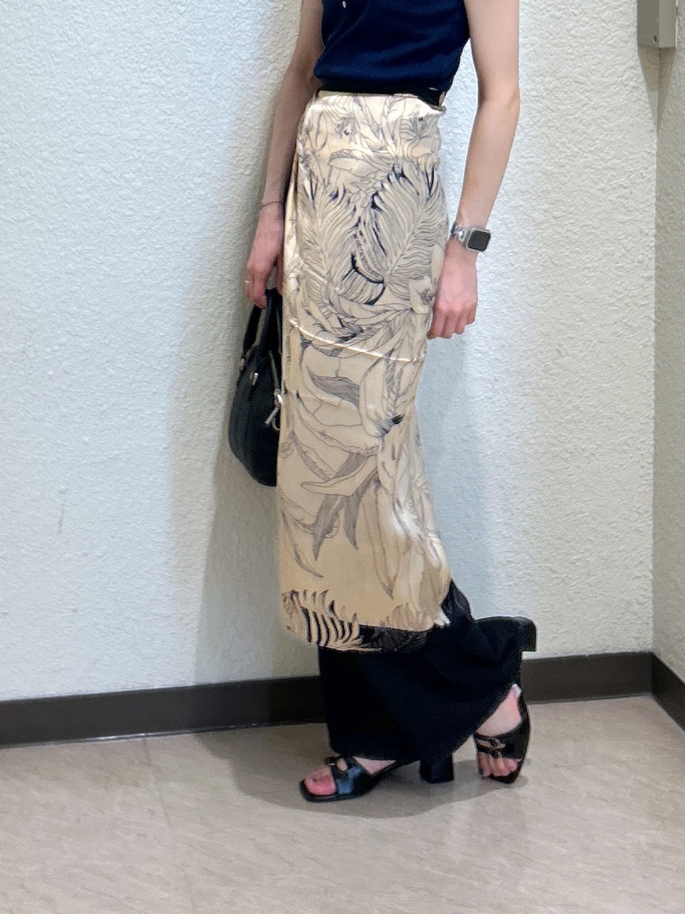 ブルー系のTシャツ/カットソー、ブラック系のデニムパンツ、ブラック系のサンダルを着用したレディースの夏コーディネートの5枚目の写真