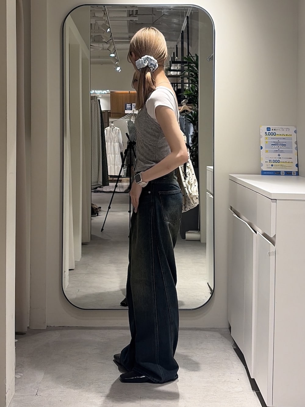 グレー系のTシャツ/カットソー、ホワイト系のTシャツ/カットソー、レッド系のトートバッグを着用したレディースの夏コーディネートの2枚目の写真