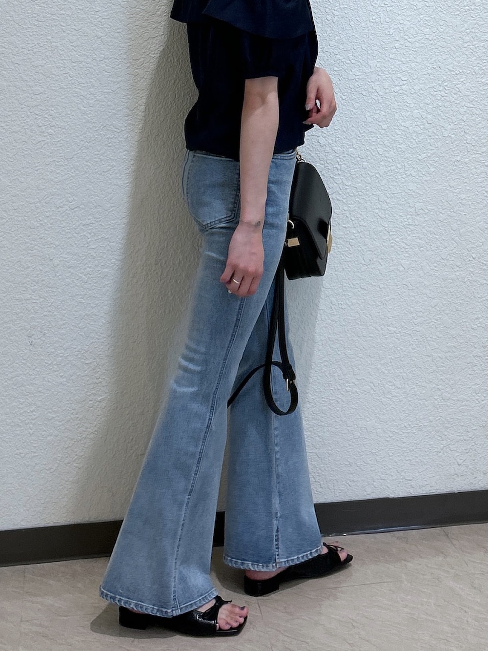 「夏コーデ、サンダル、ショルダーバッグ、お出かけコーデ、休日スタイル、デニム、大人コーデ、シンプルスタイル、大人女子、キレイめ、デニムコーデ、おでかけ服、高身長女子、骨格ナチュラル、ブルベ夏」｜「FREE'S MARTの〈ＭＦＭ〉リボンストラップオフショルブラウス（シャツ/ブラウス、ブルー系）」を使った、こころさん（レディース・163cm）の夏コーディネートの3枚目の写真