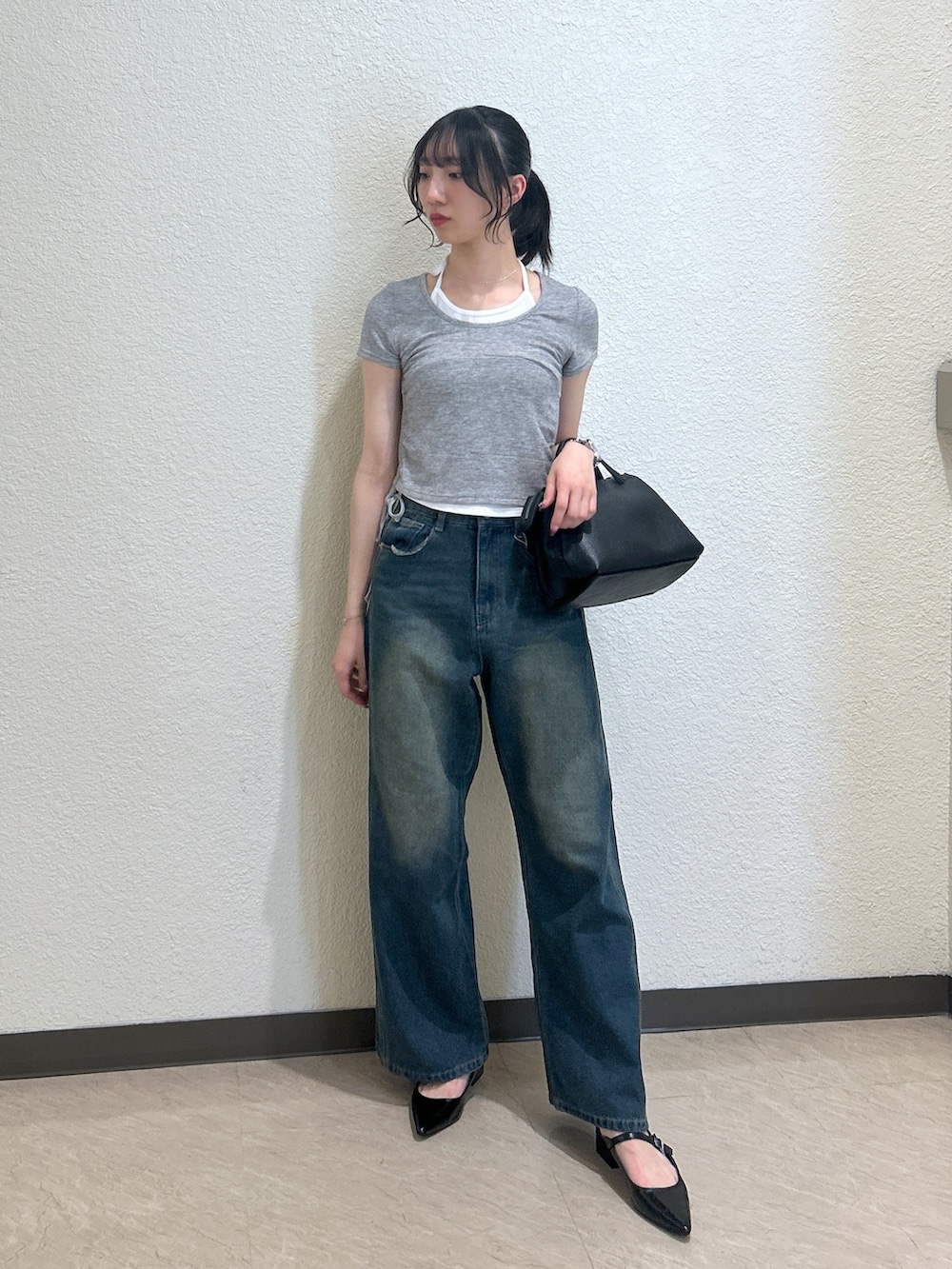 「ショルダーバッグ、モノトーン、ワイドパンツ、休日スタイル、デニム、お出かけコーデ、初夏コーデ、ラクチンコーデ、シンプルスタイル、大人コーデ、レイヤードコーデ、骨格ナチュラル、ブルベ夏、フリーズマート(FREE'S MART)、グレー」｜「FREE'S MARTの◆メリージェーンミュール（パンプス、ブラック系）」を使った、こころさん（レディース・163cm）の春コーディネートの5枚目の写真