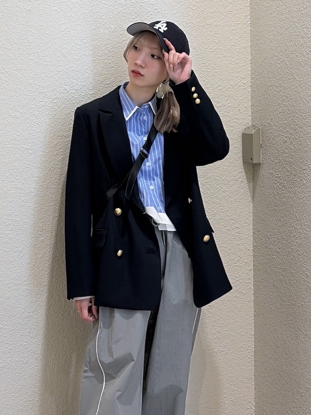 ブルー系のテーラードジャケット、グレー系のその他パンツ、ブルー系のシャツ/ブラウスを着用したレディースの冬コーディネートの6枚目の写真