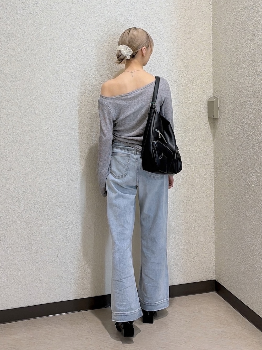 グレー系のTシャツ/カットソー、ブルー系のデニムパンツ、ブラック系のトートバッグを着用したレディースの春コーディネートの3枚目の写真